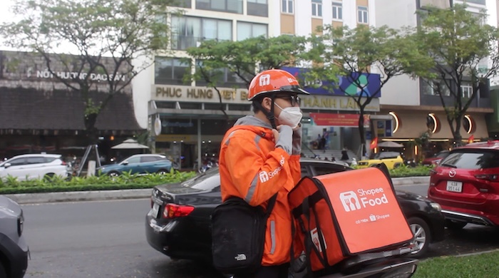 Les étudiants sont "occupés" à faire des petits boulots, à accumuler de l'expérience pratique. Photo: Thuy Nhien
