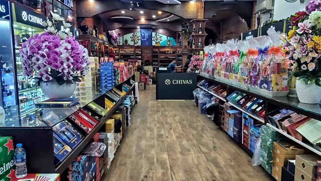 Bên trong cửa hàng của Công ty TNHH Thu Hà trước khi cơ quan tố tụng có quyết định truy tố nhiều bị can. Ảnh: Hữu Long