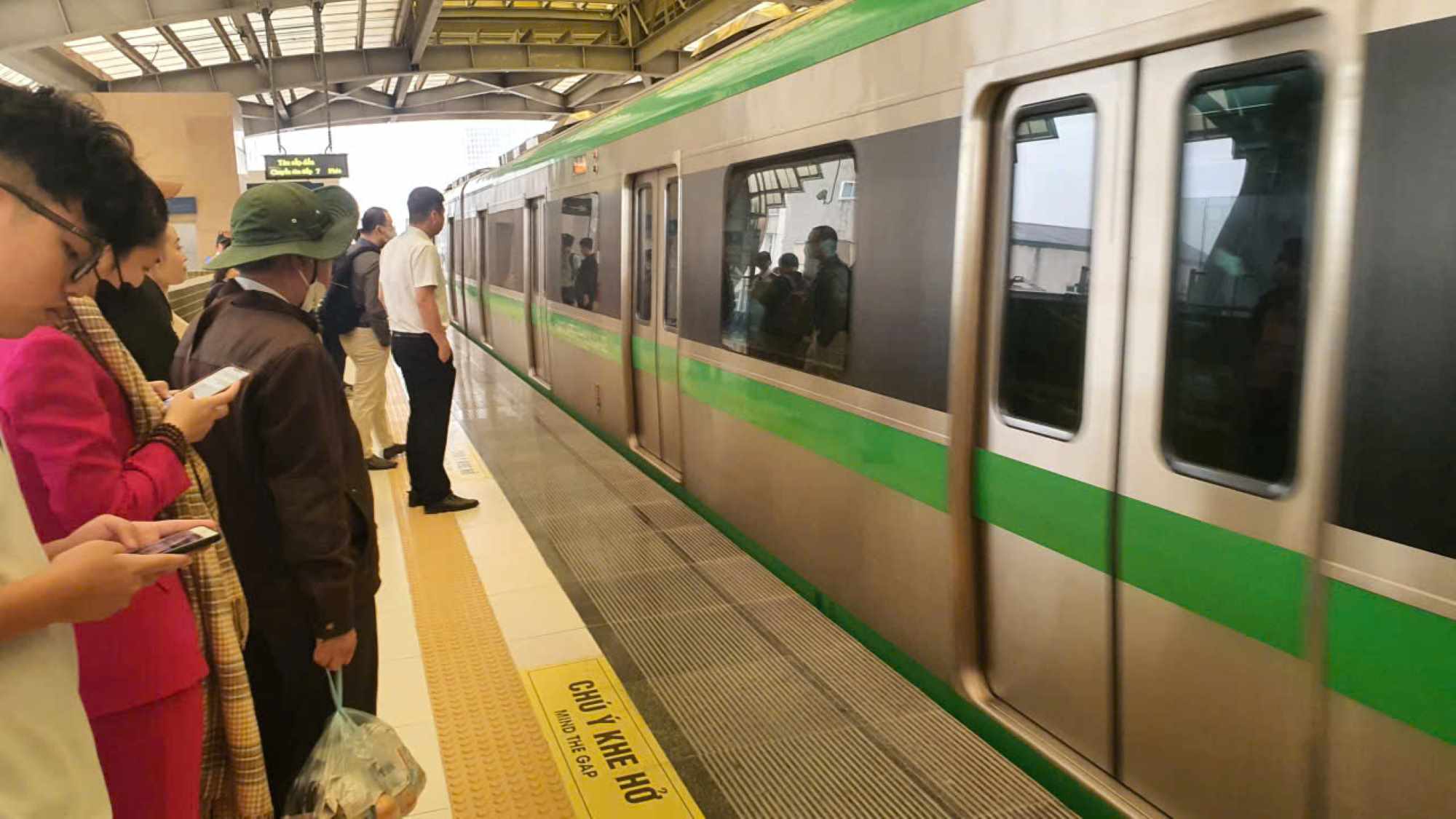 El transporte público es una solución para ahorrar que muchas personas aplican. Foto Minh An