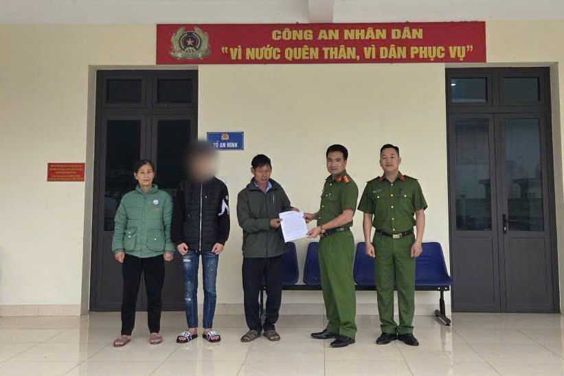 Families of 2 teenagers write thank-you letters to the police force of Phong Hai commune, Lao Cai province. Photo: Police provided