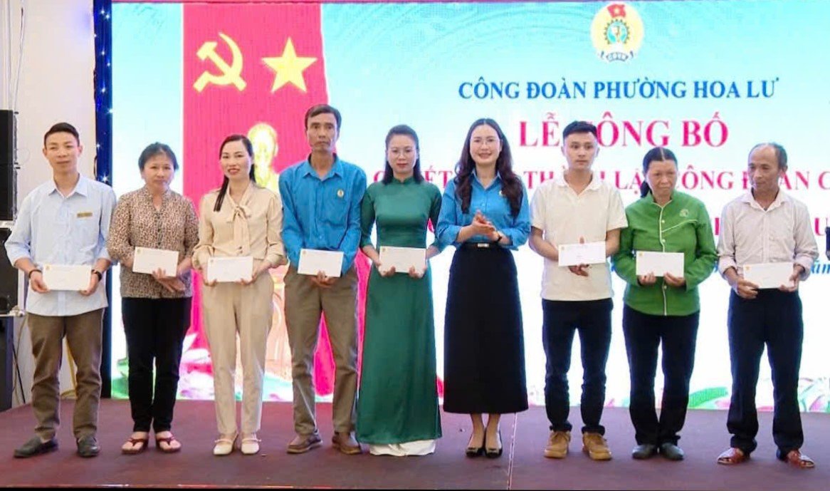 Đại diện lãnh đạo LĐLĐ tỉnh Ninh Bình trao quà hỗ trợ cho đoàn viên có hoàn cảnh khó khăn