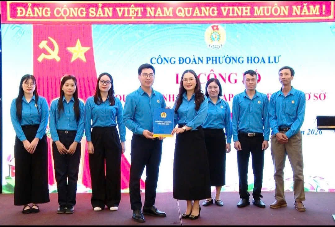 Ms. Le Thi Hoa - Vice President of Ninh Binh Provincial Labor Federation presents the decision to establish the grassroots trade union of Hoa Lu Tourism Joint Stock Company. Photo: Dieu Anh