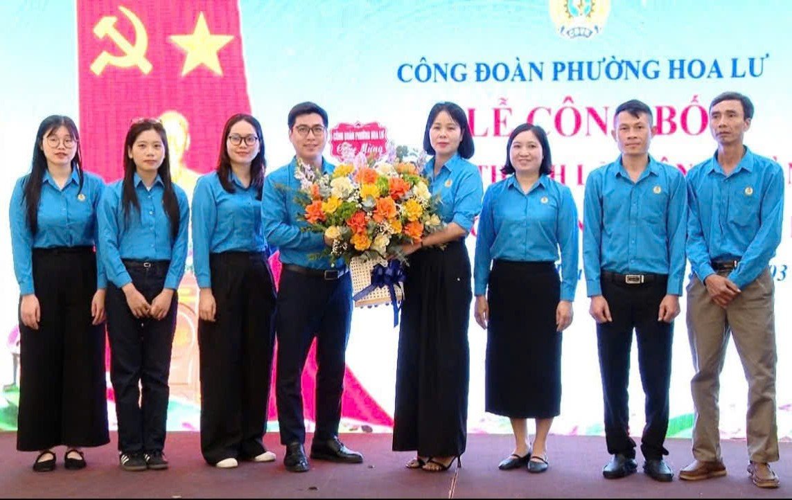Đại diện lãnh đạo Công đoàn phường Hoa Lư tặng hoa chúc mừng Ban Chấp hành lâm thời CĐCS Công ty Cổ phần Du lịch Hoa Lư. Ảnh: Diệu Anh