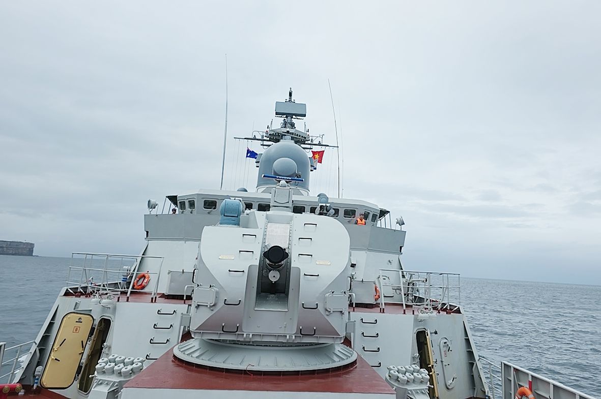 Tàu hộ vệ tên lửa 016-Quang Trung di chuyển vào vị trí thả neo. Ảnh: Vũ Hưởng
