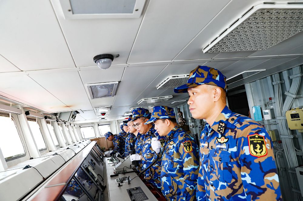 Một kíp chỉ huy trên tàu 016-Quang Trung. Ảnh: Vũ Hưởng