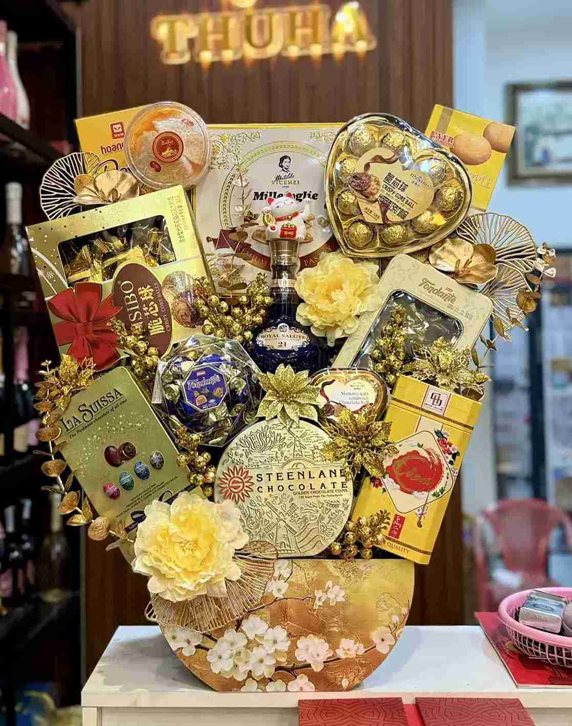 Trước khi bị vạch trần thủ đoạn gian dối, Công ty TNHH Thu Hà là doanh nghiệp chuyên bán cho khách hàng nhiều giỏ quà rượu ngoại. Ảnh: Hữu Long