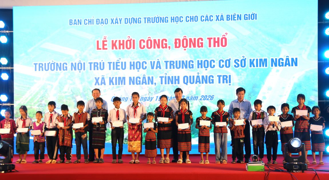 Trao quà cho học sinh có hoàn cảnh khó khăn ở xã Kim Ngân tại lễ khởi công. Ảnh: Hưng Thơ