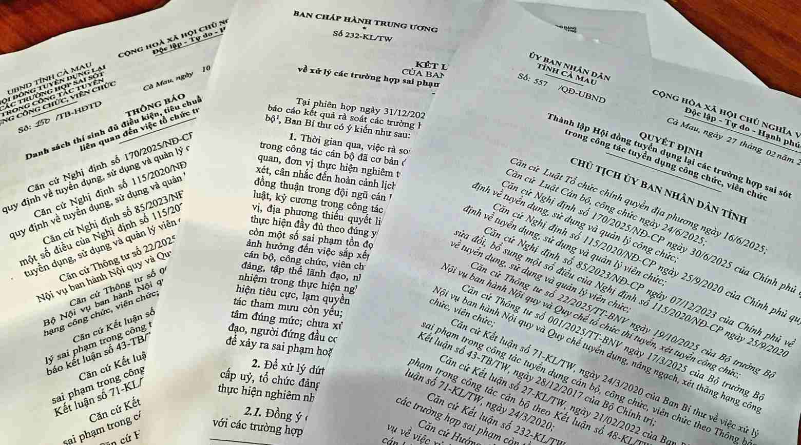 Các tài liệu thể hiện việc can bộ Cà Mau thi viên chức, công chức do trước đây có sai sót trong tuyển dụng. Ảnh: Nhật Hồ.