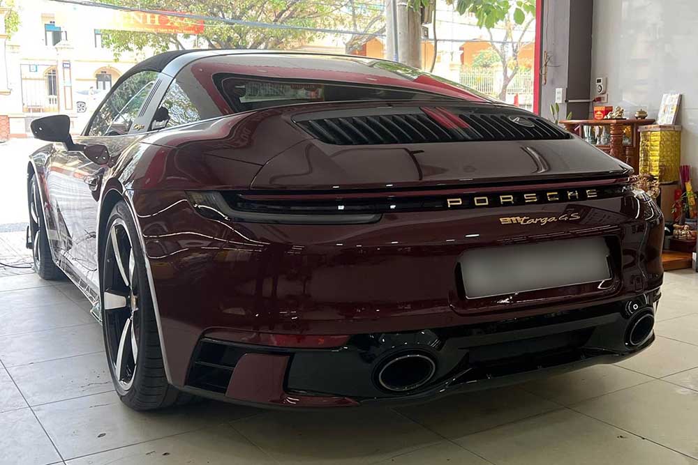 Porsche 911 Targa 4S Heritage Design limited edition, rare quantity, appeared in Vietnam and attracted the attention of car enthusiasts. Photo: Huy Tung