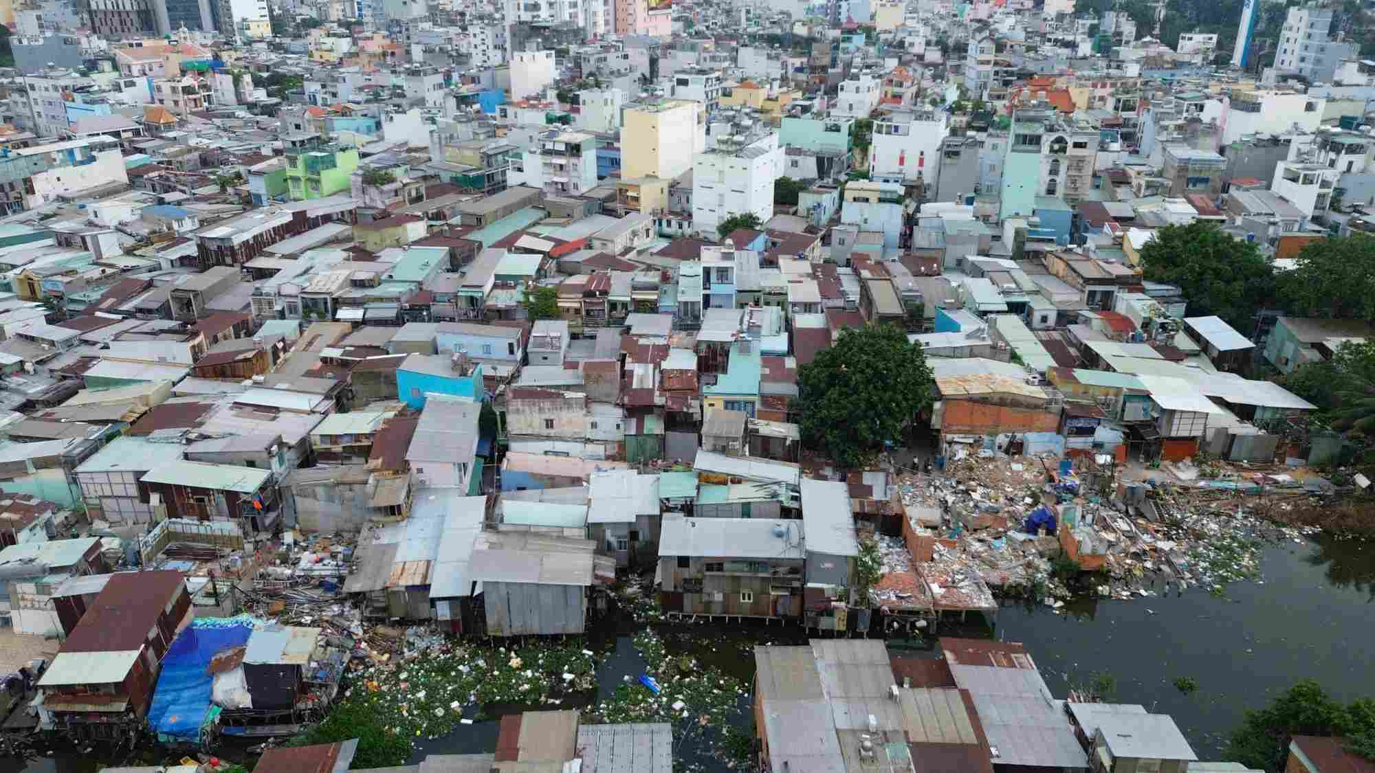 Nguời dân tháo dỡ nhà bàn giao mặt bằng cải tạo rạch Xuyên Tâm.  Ảnh: Anh Tú