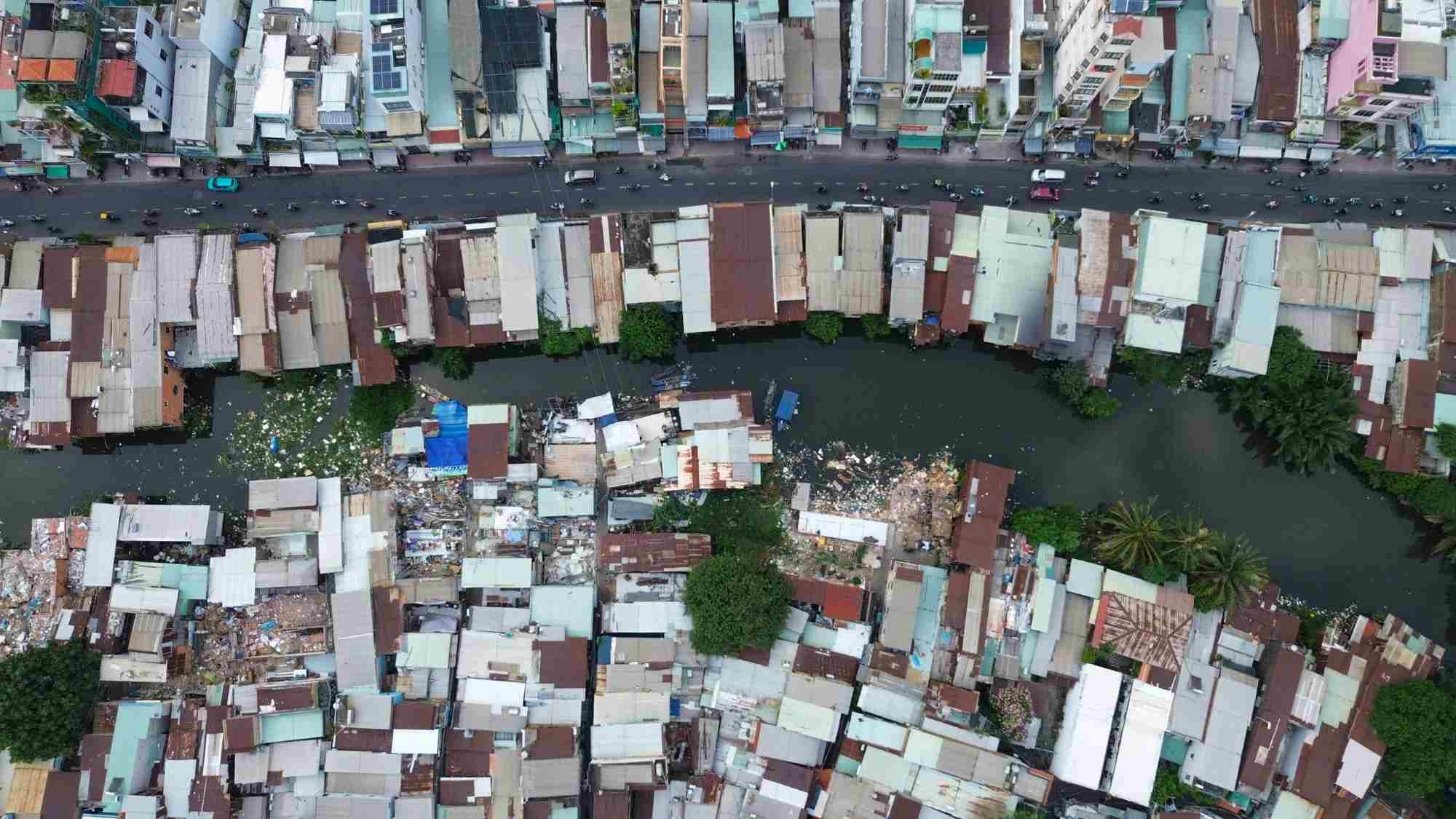 Nhà dân ven rạch Xuyên Tâm.  Ảnh: Anh Tú