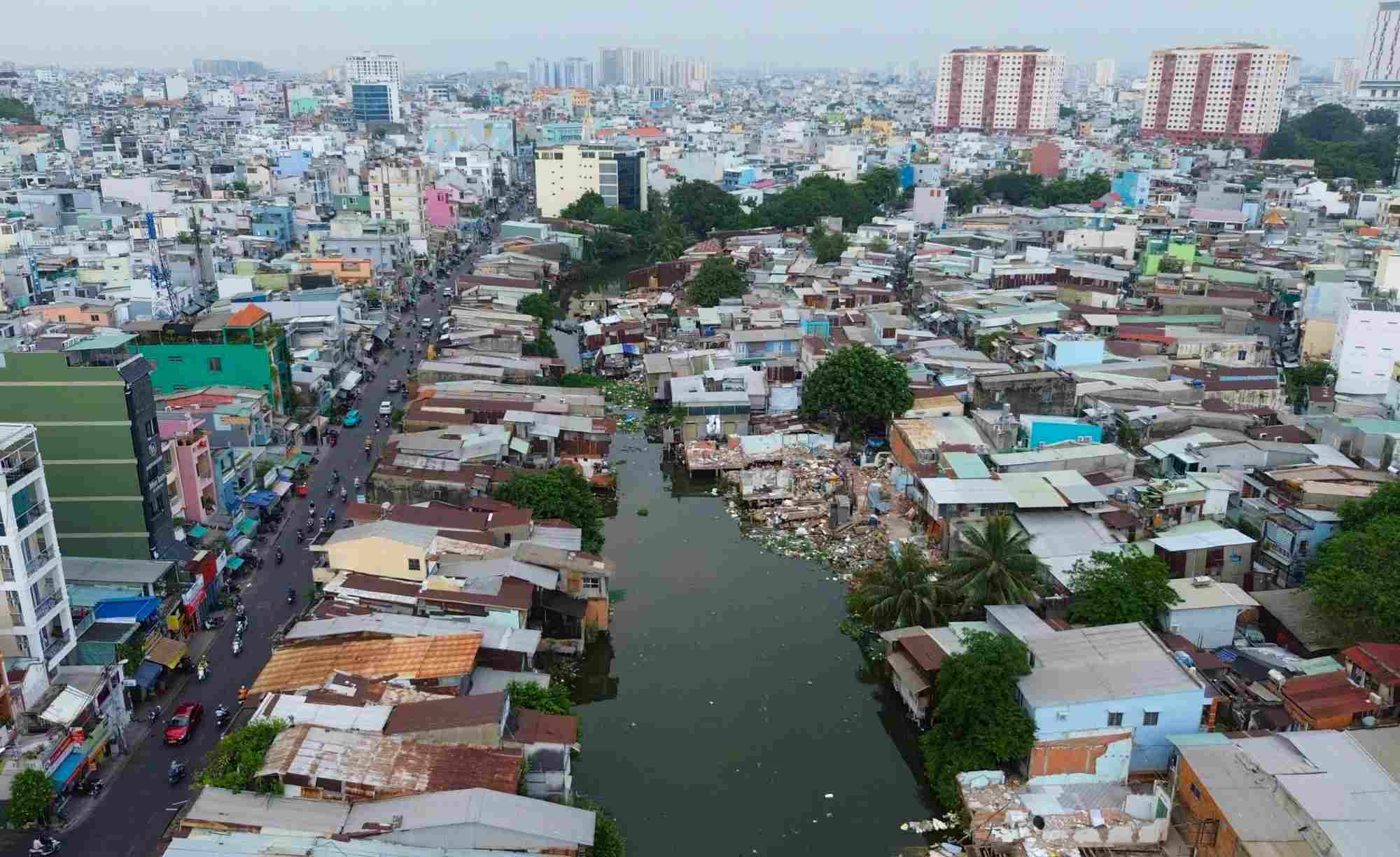 Some households dismantle houses to hand over land to renovate Xuyen Tam canal. Photo: Anh Tu