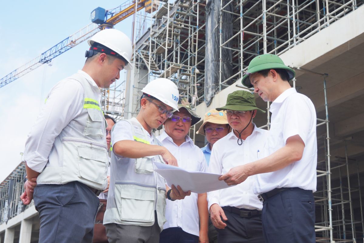 Bí thư, Chủ tịch UBND TP Cần Thơ kiểm tra tiến độ Khu Công nghiệp (KCN) Vĩnh Thạnh giai đoạn 1 (KCN VSIP Cần Thơ). Ảnh: Tạ Quang