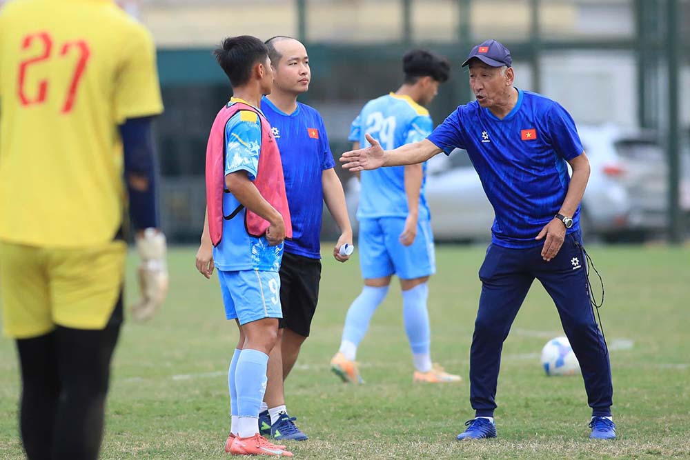 U19 Việt Nam rèn lối chơi mới. Ảnh: VFF