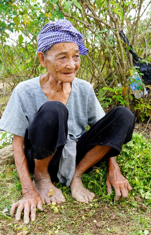 Bà Thị Xênh 92 tuổi vẫn ra đồng mỗi ngày. Ảnh: Phương Anh