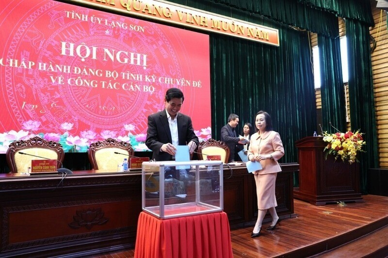 Standing Committee of Lang Son Provincial Party Committee votes to introduce personnel at the conference. Photo: Thanh Mai