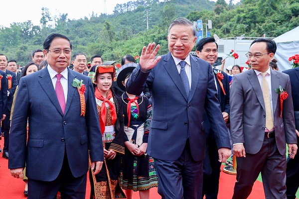 General Secretary To Lam, Prime Minister Pham Minh Chinh attended the groundbreaking ceremony of the inter-level boarding school in Dong Dang, Lang Son. Photo: VGP/Nhat Bac