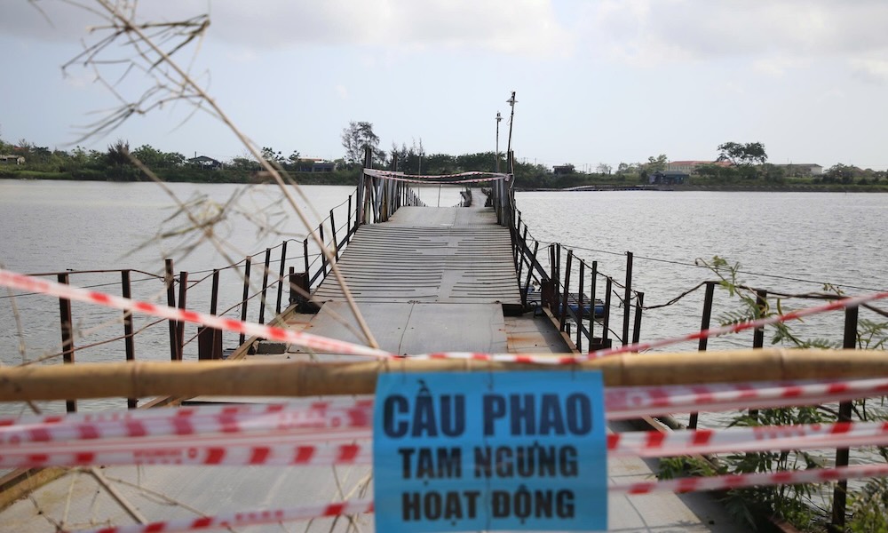 Puente flotante "BOT" suspende temporalmente sus operaciones, la gente sufre dando vueltas. Foto: Hung Tho