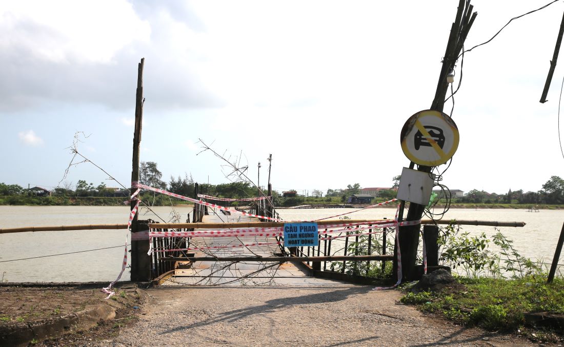 Hai đầu chiếc cầu phao bị chặn lại, tạm dừng hoạt động từ 16.3. Ảnh: Hưng Thơ