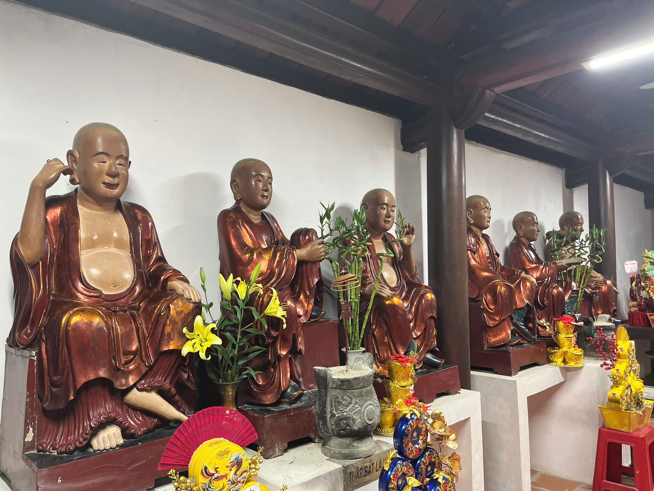 Hệ thống tượng Phật phong phú tại chùa Nành. Ảnh: Ngọc Mai 