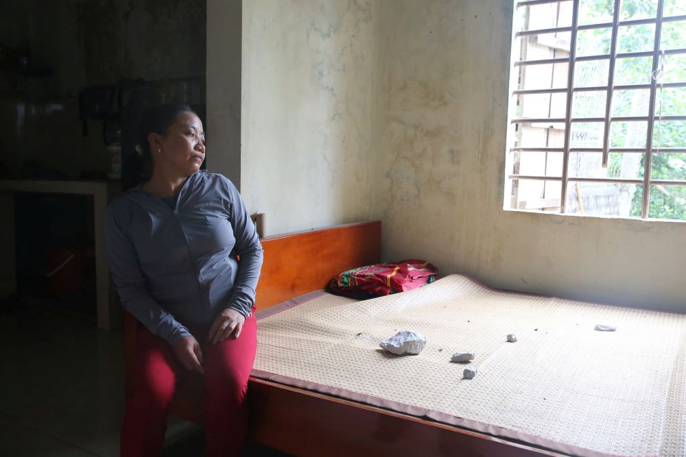 Ms. Doan Thi Hoa, residing in Tien Phong Village, Nam Ba Don commune, is still in shock after the explosion of the shield stone mine, her ceiling was punctured. Photo: Thanh Trung