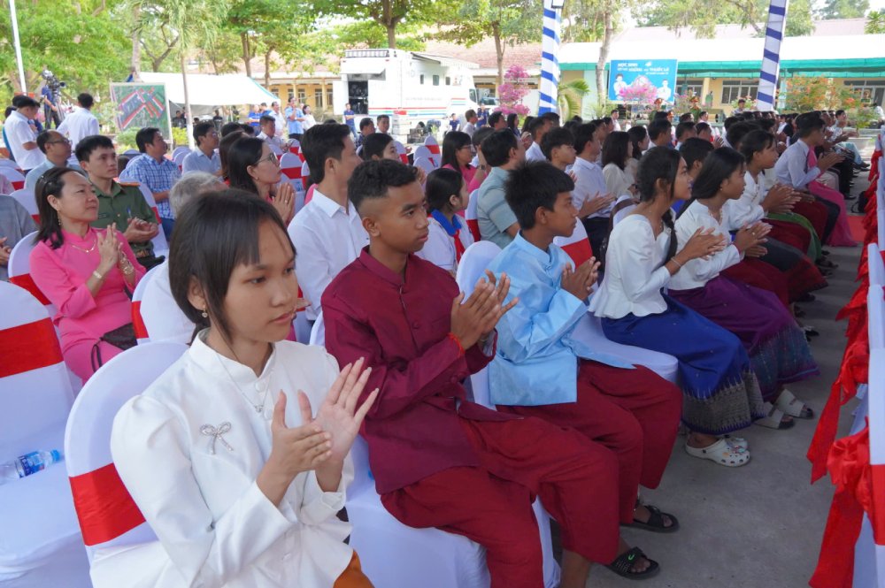 Các em học sinh tham dự buổi lễ tại điểm trường xã Ba Chúc. Ảnh: Nguyên Anh