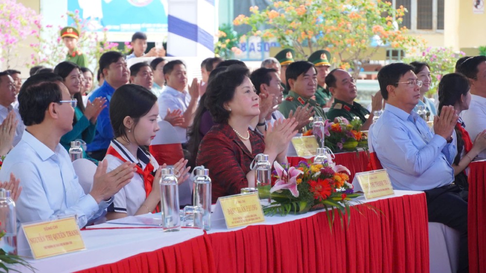 Deputy Prime Minister Pham Thi Thanh Tra attends the groundbreaking ceremony of the school construction in An Giang border. Photo: Nguyen Anh