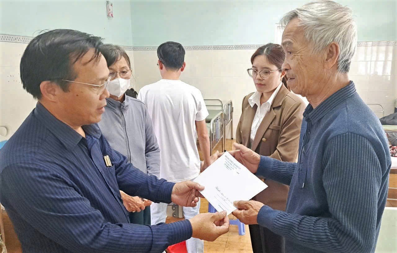 Các nhà hảo tâm trao kinh thí hỗ trợ, giúp đỡ gia đình anh Hồ Văn Đức. Ảnh: Công đoàn Cơ sở Bệnh viện II Lâm Đồng 