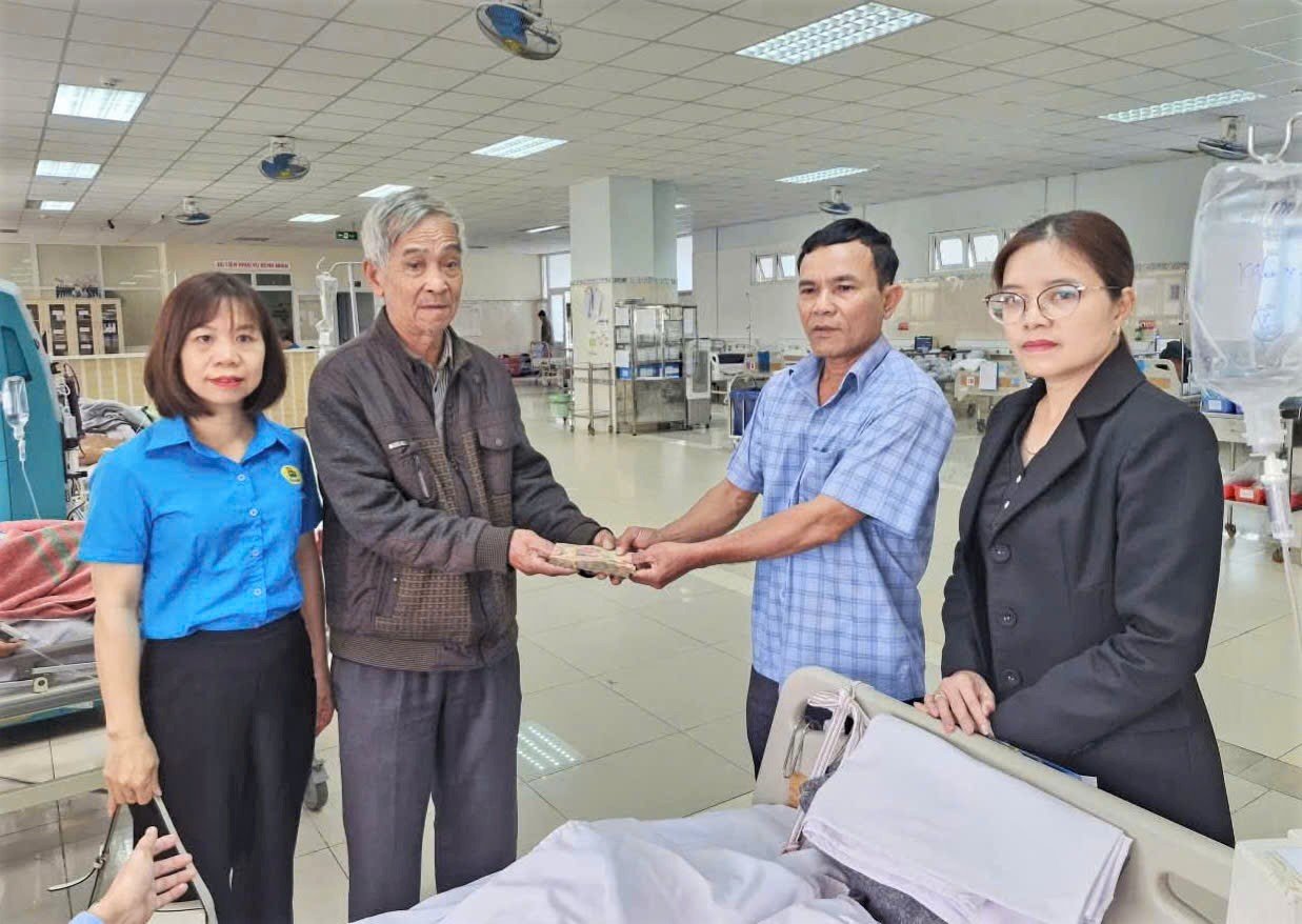 Công đoàn phường B'Lao và các nhà hảo tâm trao hỗ trợ cho gia đình anh Đức. Ảnh: Phúc Khánh 
