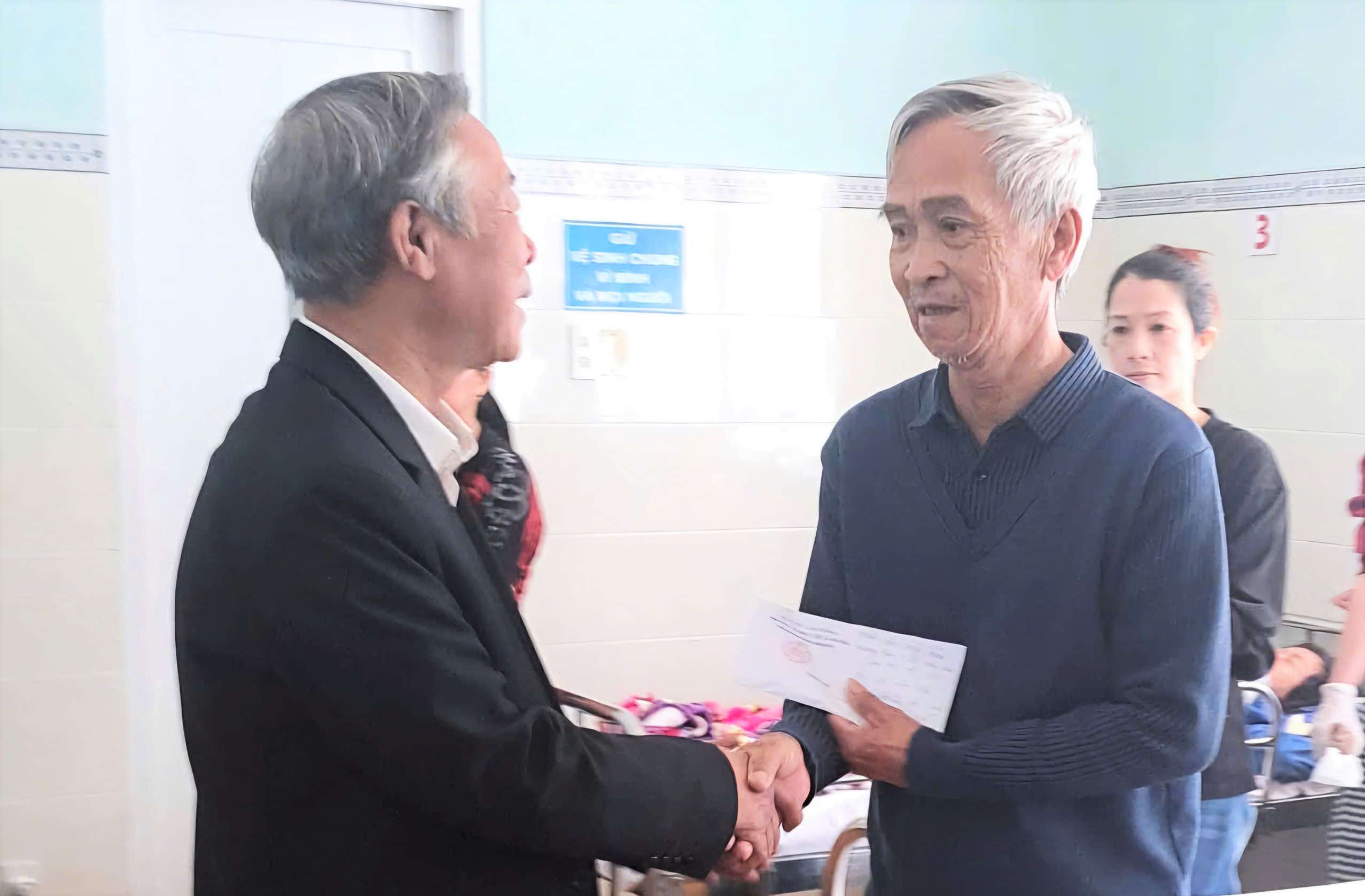 Đến hiện tại, gia đình anh Đức đã nhận được số tiền hơn 1 tỉ đồng từ các đơn vị, doanh nghiệp, nhà hảo tâm đóng góp thông qua sự kêu gọi, kết nối của các tổ chức Công đoàn, Mặt trận, các đoàn thể. Ảnh: Bệnh viện II Lâm Đồng 