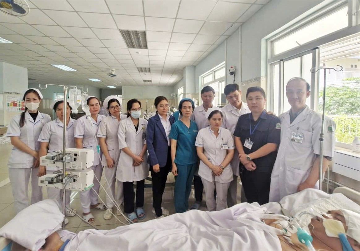 Medical colleagues and doctors are regularly on duty to treat and care for Mr. Duc. Photo: Lam Dong Hospital II