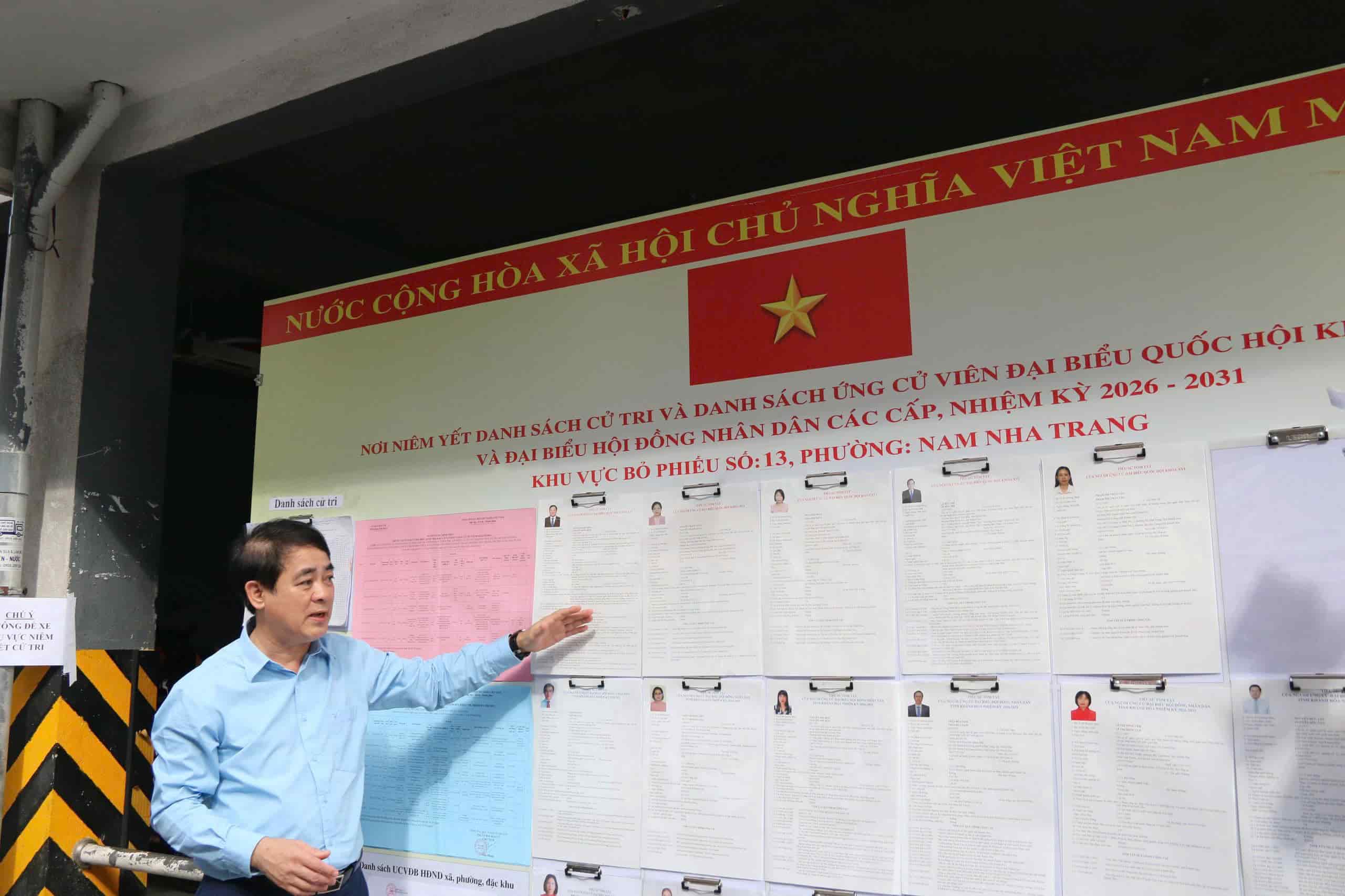 Le secrétaire du comité provincial du parti de Khánh Hòa, Nghiêm Xuân Thành, inspecte les préparatifs pour le jour des élections. Photo: Hữu Long