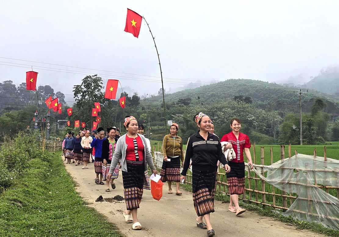Ethnic minority voters in Nghe An excitedly come to the polling station to exercise their voting rights. Photo: Quang Dai