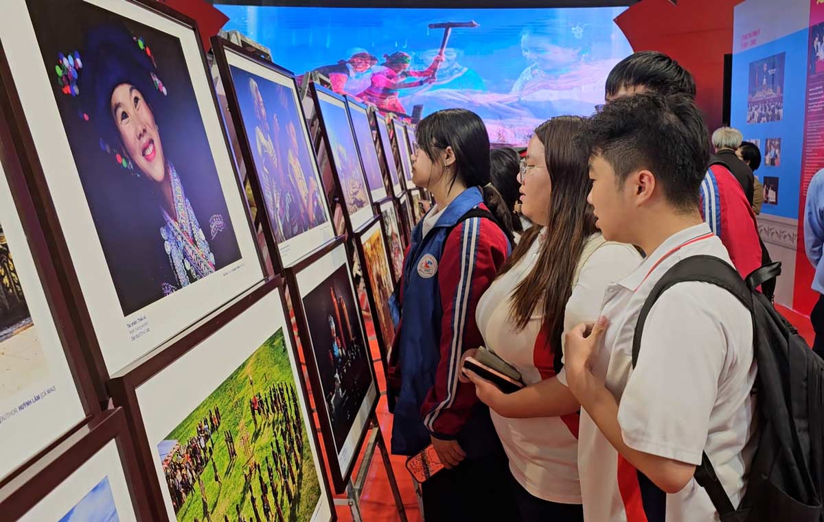 Photo exhibition "Colors of Vietnamese Ethnic Groups". Photo: Doan Hung