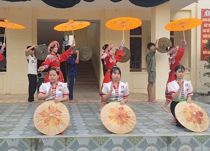 Students practice art performances, preparing for performances at the groundbreaking ceremony of Thong Thu Inter-level Boarding School, Nghe An province. Photo: Dinh Duc