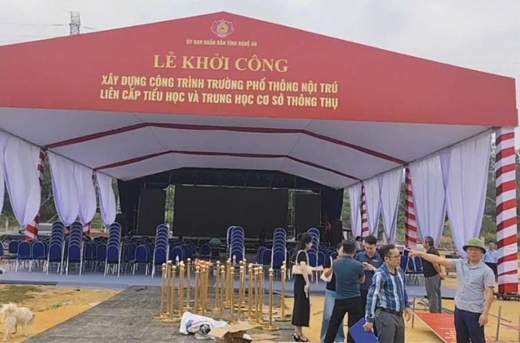 Các lực lượng chức năng chuẩn bị sân khấu phục vụ lễ khởi công Trường phổ thông nội trú liên cấp Thông Thụ, tỉnh Nghệ An. Ảnh: Đình Đức