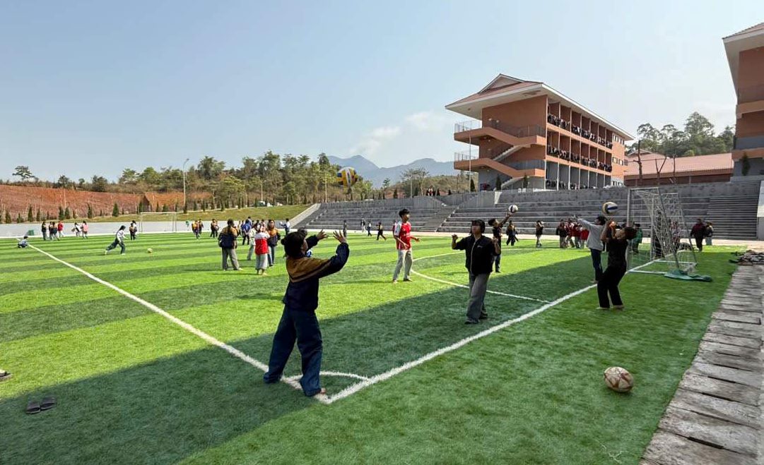 Si Pa Phin Inter-level Boarding Primary and Secondary School, Si Pa Phin commune, Dien Bien province (the first project completed in the campaign to build 248 schools in border areas according to the policy of the Politburo) is equipped with a football field to meet the needs of sports training for students. Photo: Van Duc Thanh