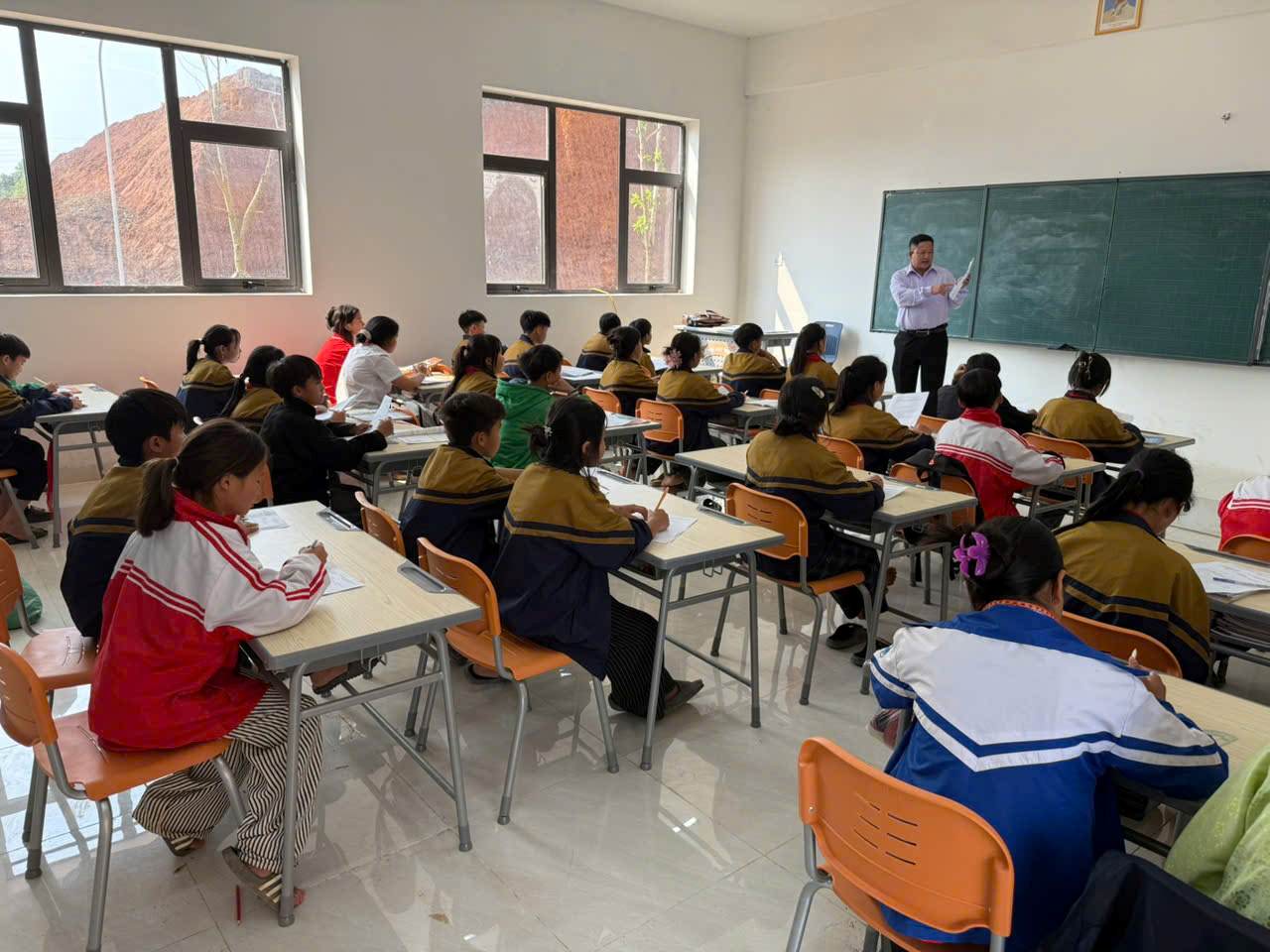 Học sinh trường Phổ thông nội trú liên cấp Tiểu học và Trung học cơ sở Si Pa Phìn, xã Si Pa Phìn, tỉnh Điện Biên hào hứng trong không gian học tập mới. Ảnh: Văn Thành Chương