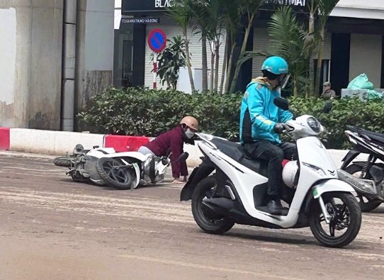 路面に散乱した泥土により、多くの人が転倒しました。写真:ハ・ダン