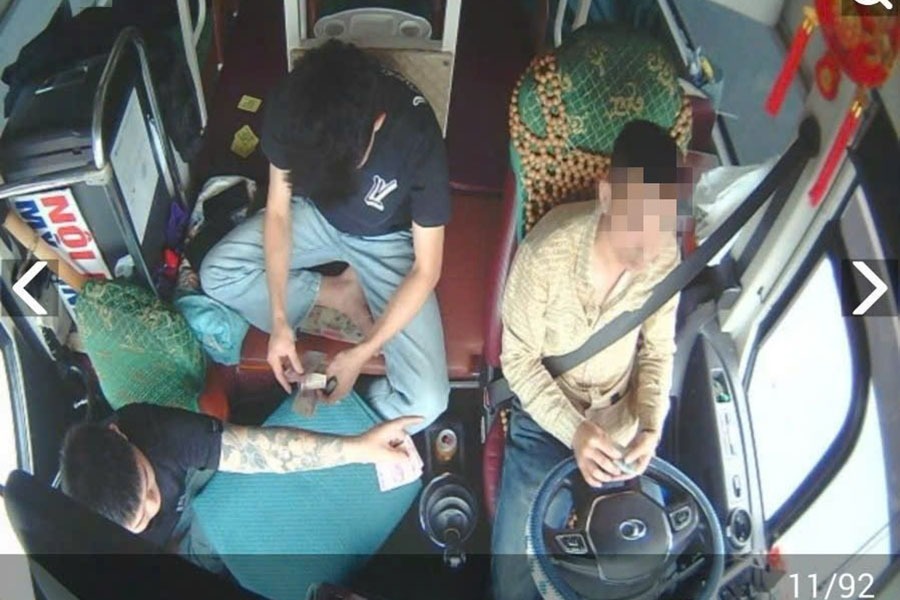 Conducteurs et convoyeurs jouant aux jeux d'argent pendant que le véhicule est en mouvement Photo: Département de la police de la circulation