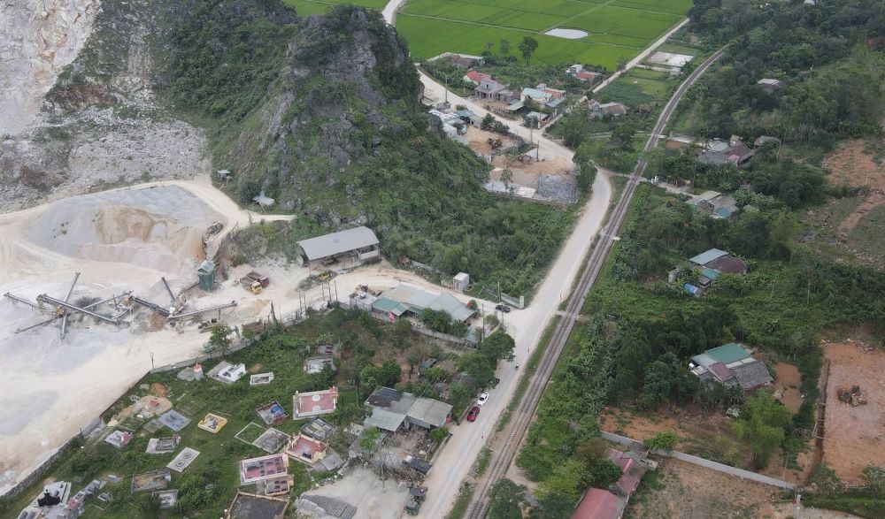 La carrière de pierre qui a fait exploser de nombreuses maisons dans la commune de Nam Ba Đồn avec des toits percés a été temporairement suspendue. Photo: Thanh Trung