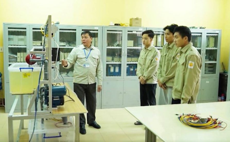 Many high school graduates have chosen to go to vocational school and have stable jobs immediately after graduation. Photo: Nguyen Tung