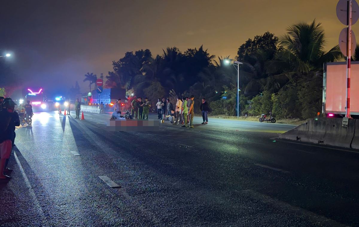 Cơ quan chức năng khám nghiệm hiện trường vụ tai nạn. Ảnh: Duy Tuấn 