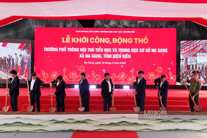 Delegates perform the groundbreaking ceremony of Na Sang Commune Inter-level Boarding Primary and Secondary School. Photo: Quang Dat