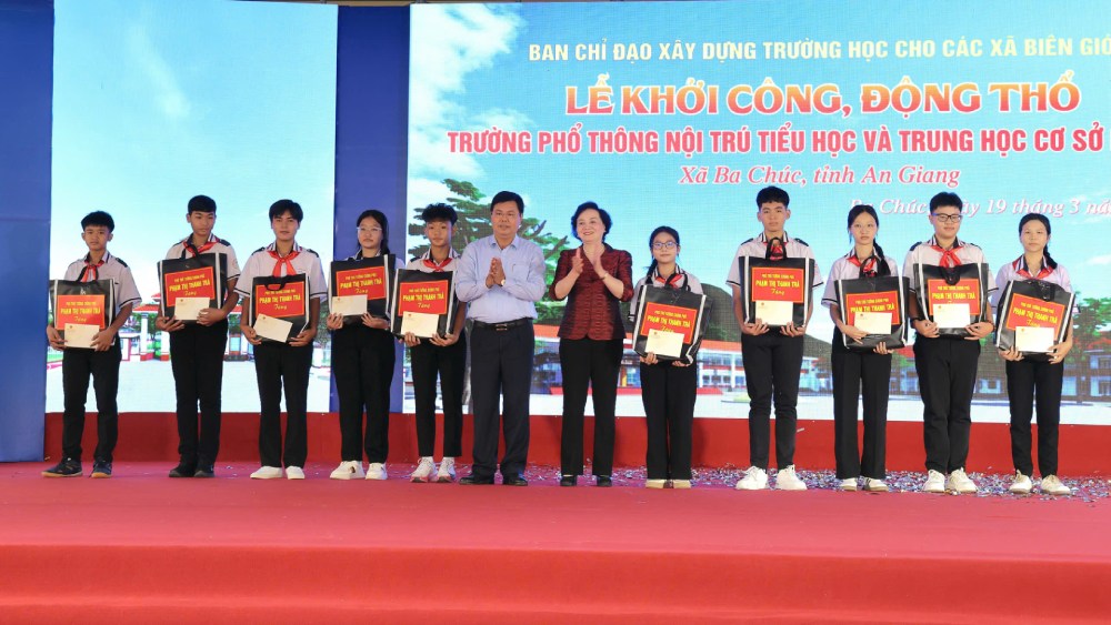 Phó Thủ tướng Phạm Thị Thanh Trà tặng quà cho học sinh hoàn cảnh khó khăn học giỏi. Ảnh: Nguyên Anh