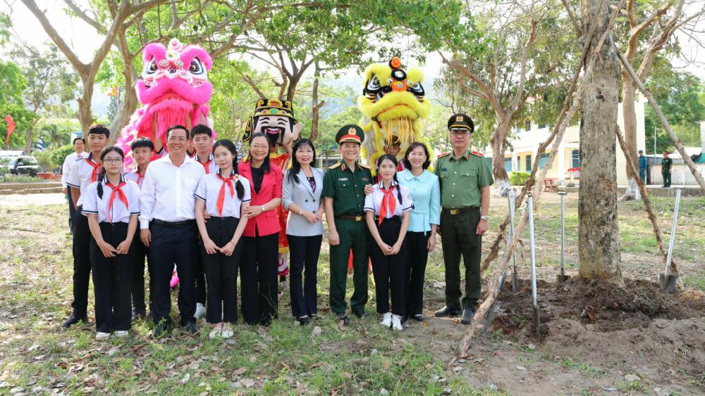 Các đại biểu trồng cây và chụp ảnh lưu niệm. Ảnh: Nguyên Anh