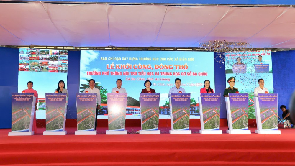 Delegates perform the groundbreaking ceremony for the construction of the Primary and Secondary Boarding School in Ba Chuc border commune. Photo: Nguyen Anh