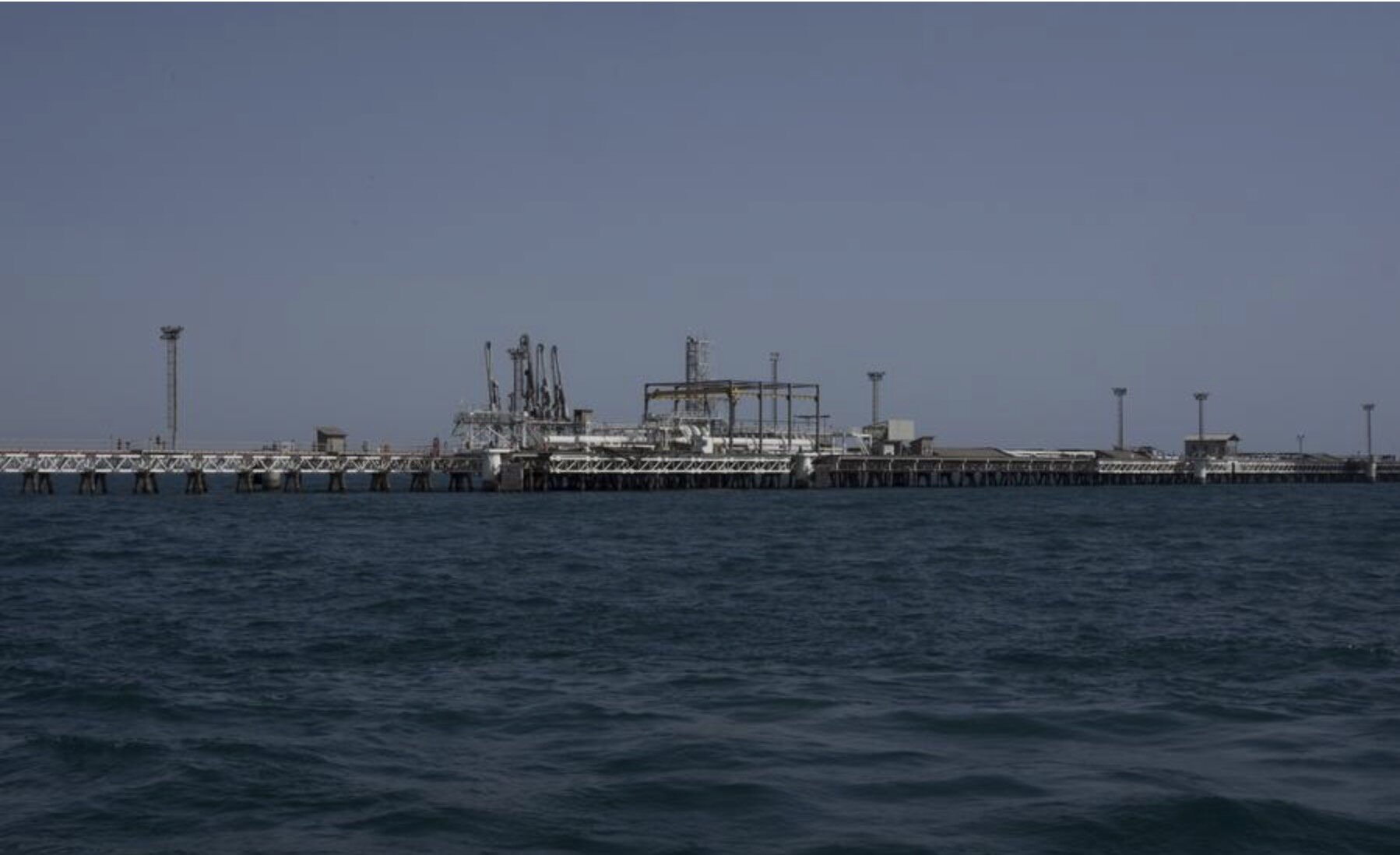 Kharg Island - Iran's "oil heart" and economic artery - is attacked, causing oil prices to skyrocket. Photo: Xinhua