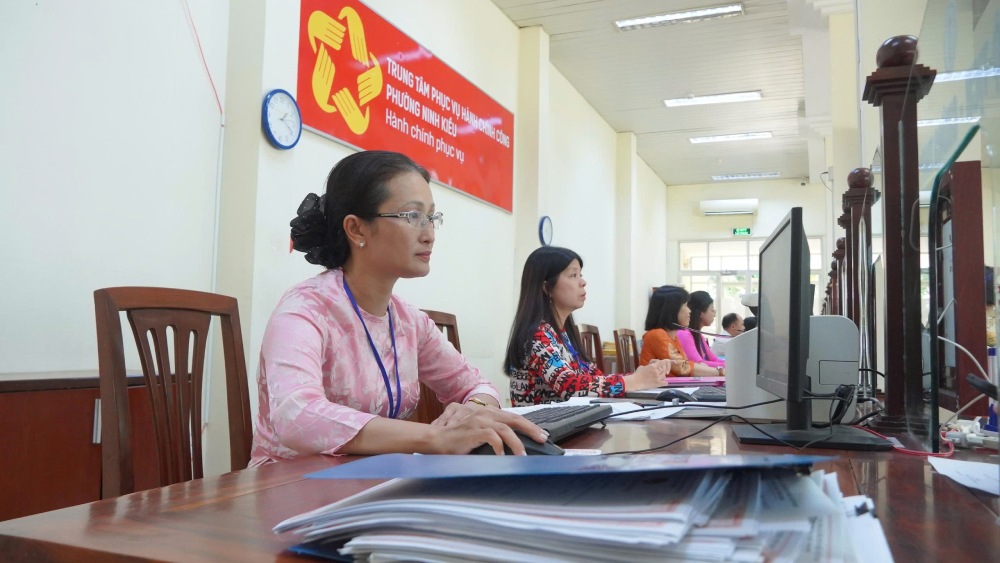 The Ministry of Home Affairs will review the current status of staff, the number of officials, civil servants, and public employees to propose staff for the period 2026-2031. In the photo, officials and civil servants of Ninh Kieu ward (Can Tho) are handling administrative procedures. Photo: Ta Quang