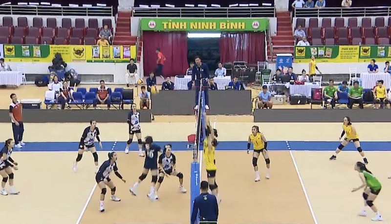 VTVビンディエンロンアンがホアルーカップ2026でベトインバンクと対戦。写真:ベトナムバレーボール